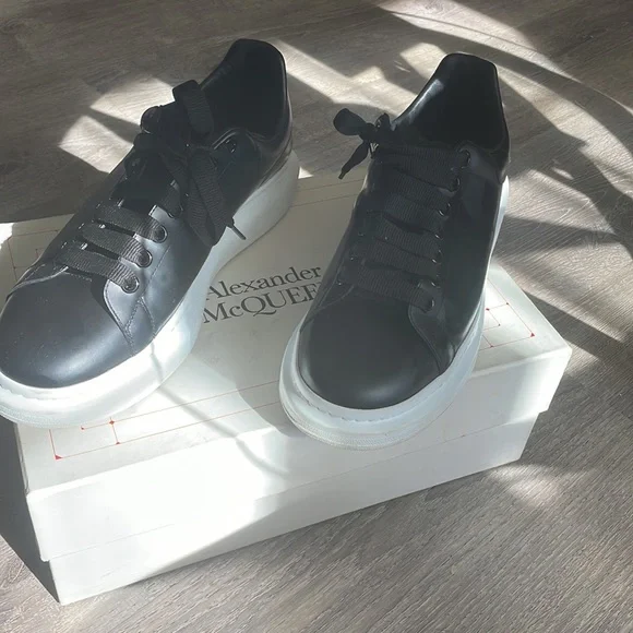 Alexander McQueen worn once for graduation still have the  display picture 1